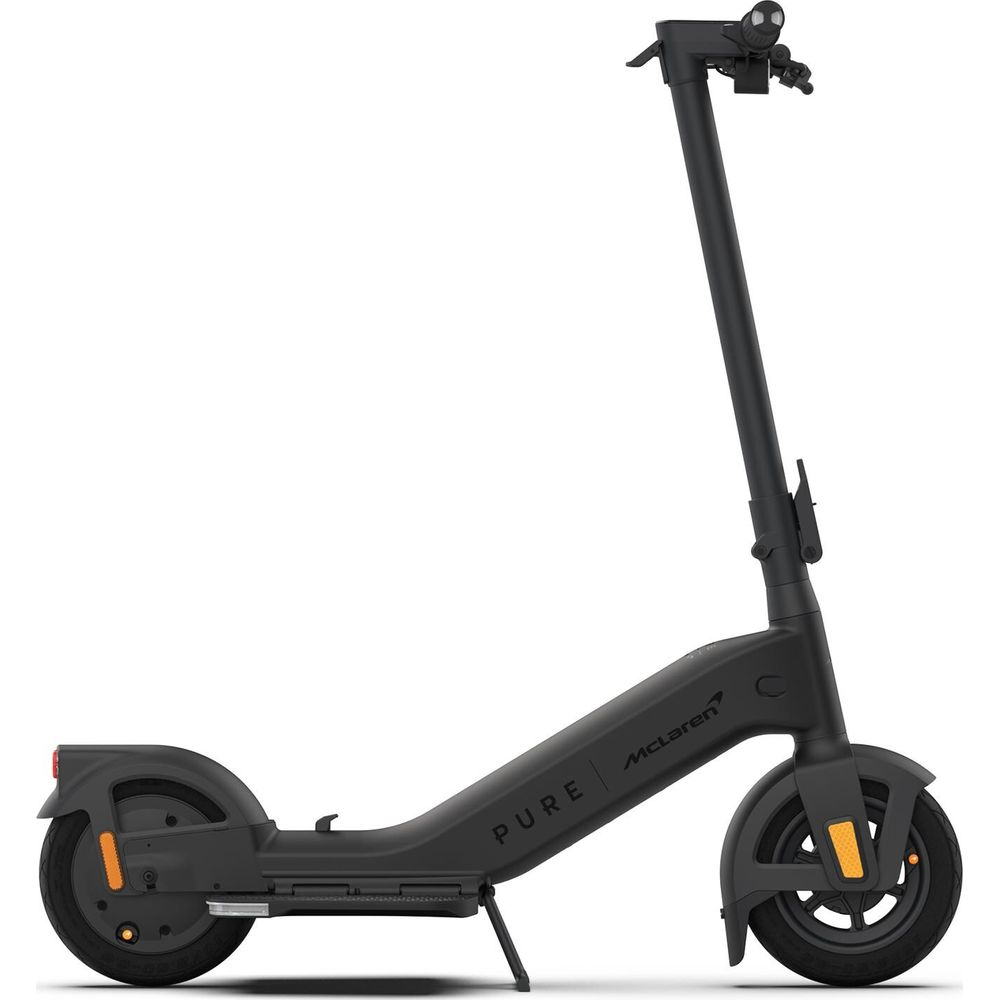 Trottinette électrique noire avec logo McLaren, sur fond blanc.