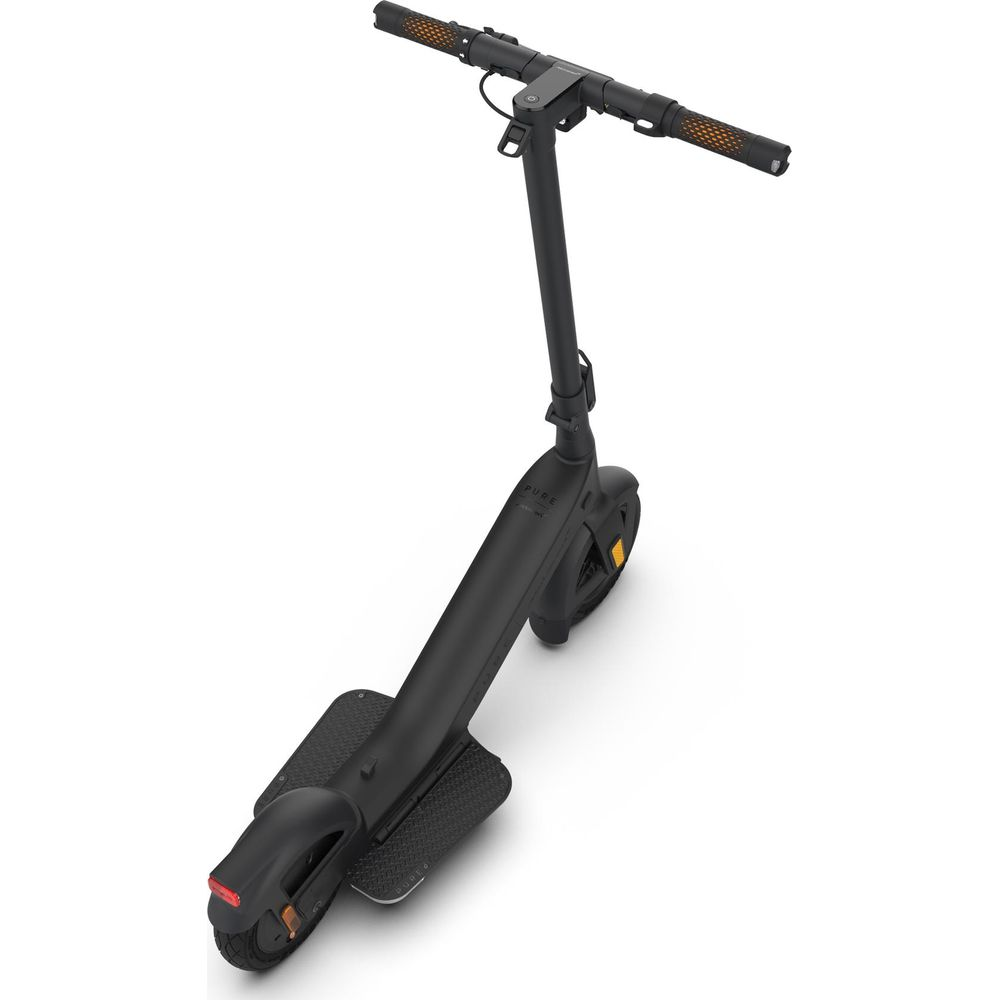 Un scooter électrique noir avec des détails orange sur les poignées et un feu arrière.