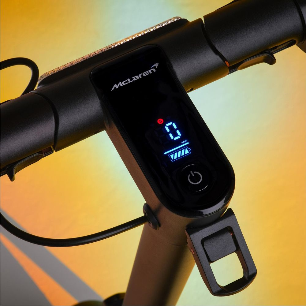 Guidon de trottinette électrique avec logo McLaren, écran numérique et niveau de batterie.