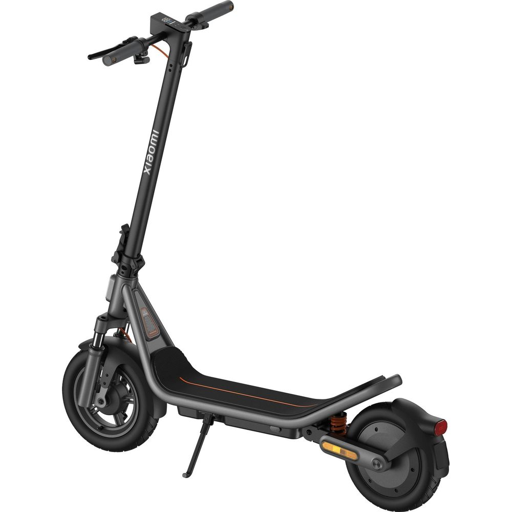 Uno scooter elettrico Xiaomi nero con accenti arancioni su sfondo bianco.