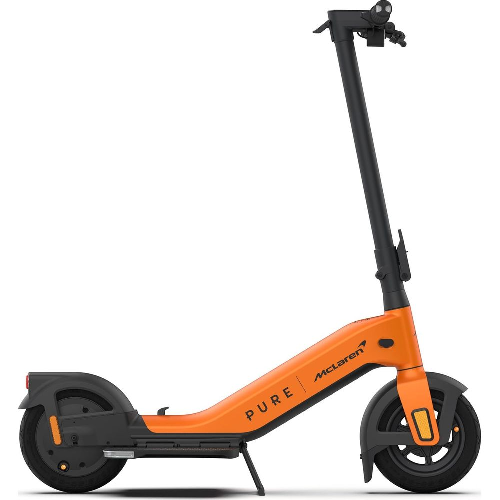 Ein orangefarbener E-Scooter mit schwarzen Akzenten und dem Schriftzug PURE | McLaren.