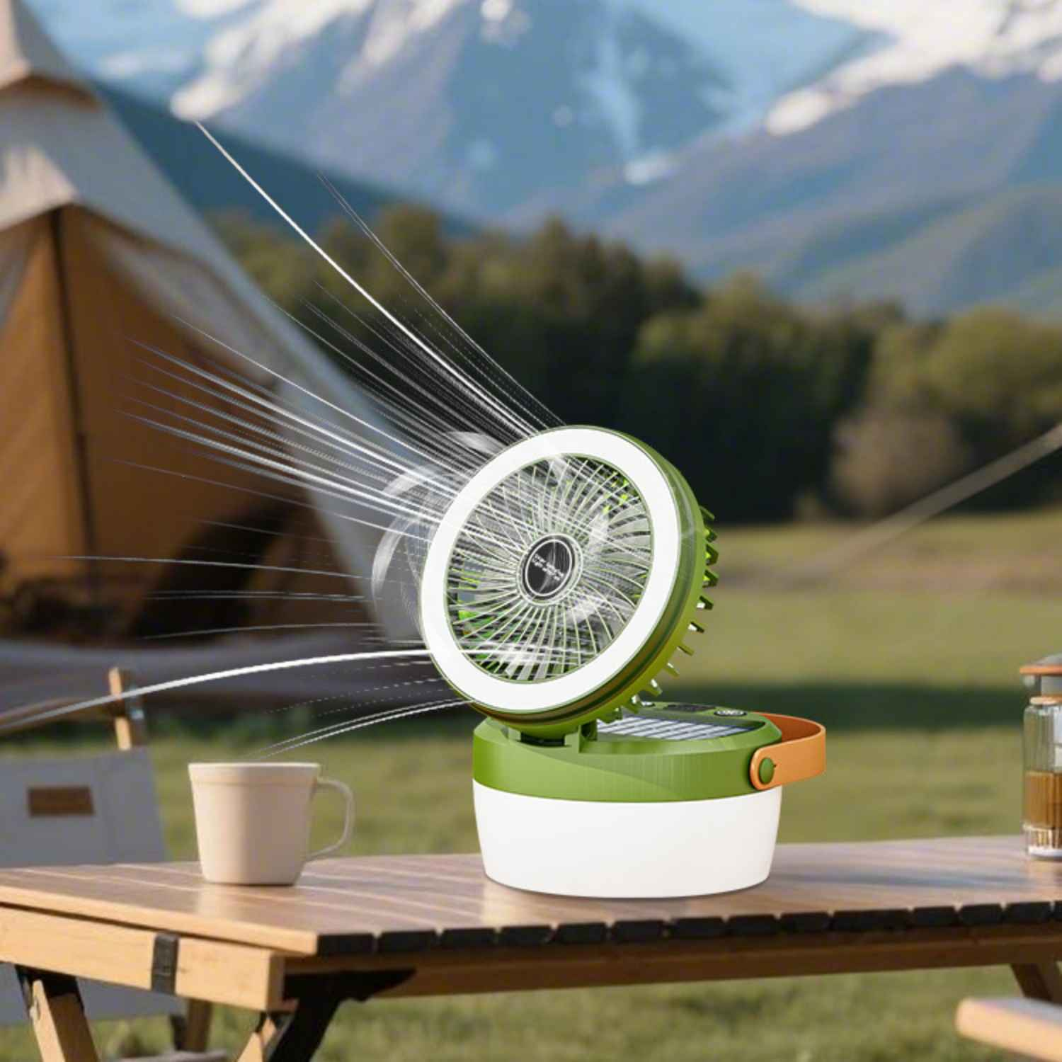 Ein tragbarer Campingventilator mit Licht steht auf einem Holztisch im Freien.