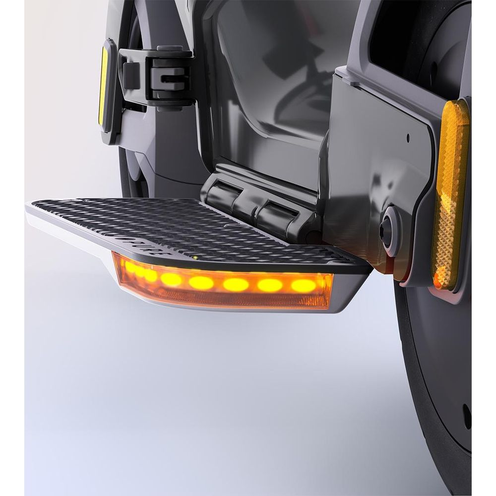 Un marchepied pliable avec lumières jaunes et réflecteurs sur une roue.