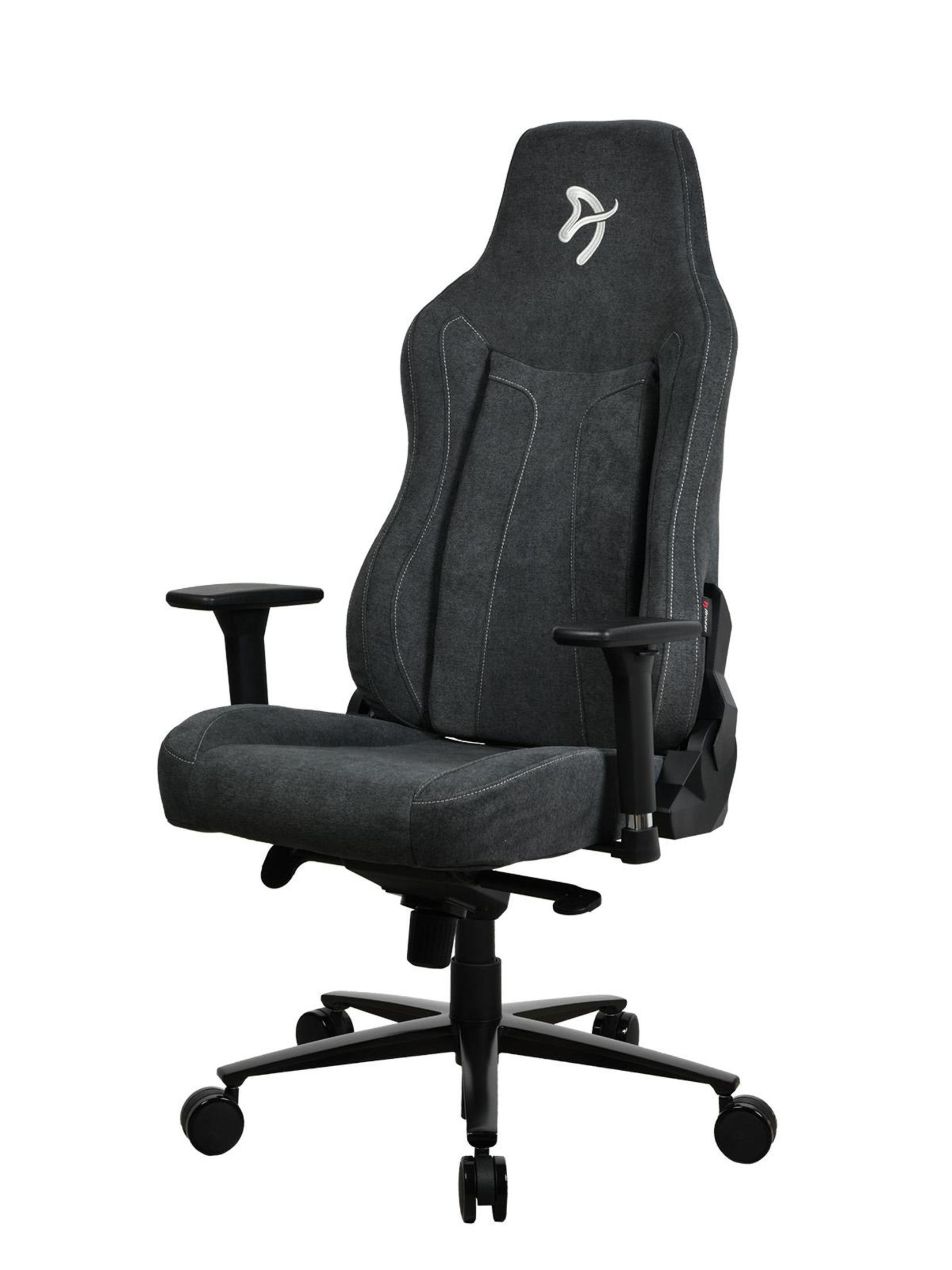 Donkergrijze gamestoel met wit logo op de rugleuning en witte stiksels.
