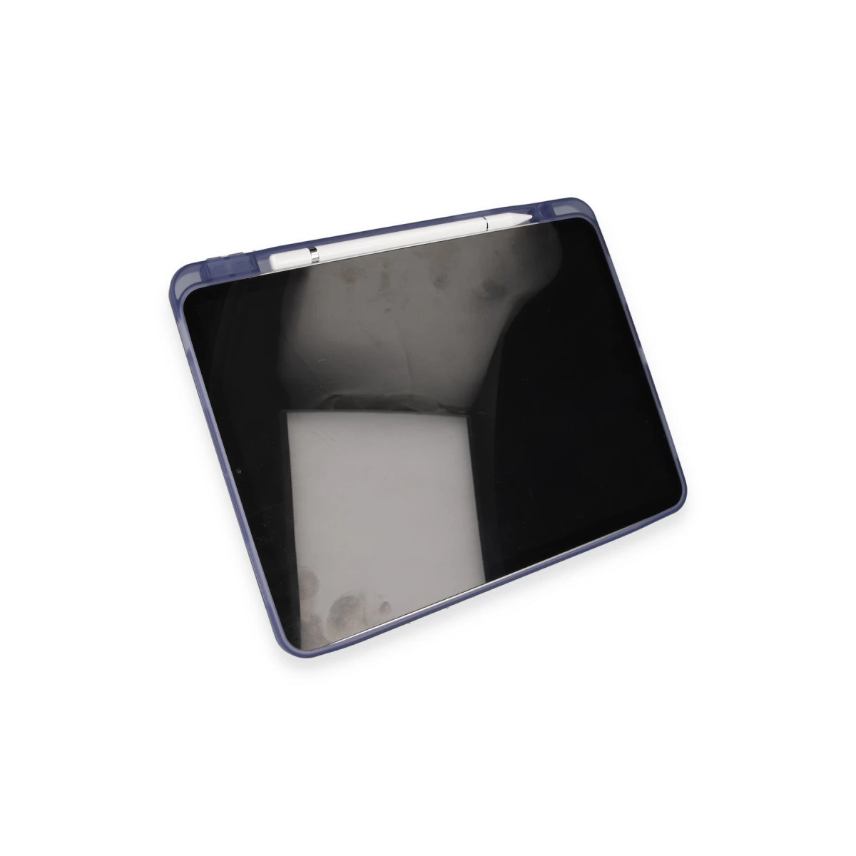 Mavi kılıflı, beyaz arka plan üzerinde kalemli koyu tablet.