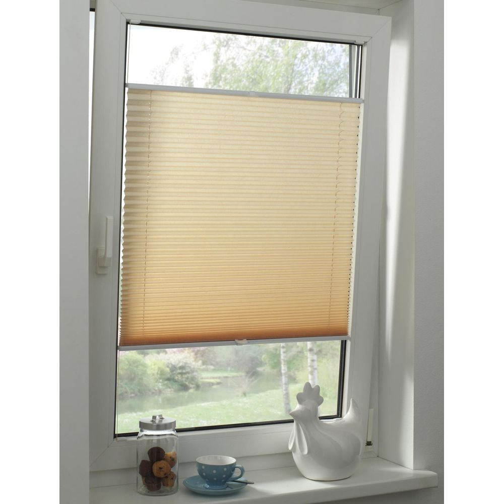 Ein Fenster mit beige Plisseerollo, Keksdose, Tasse und Hühnerfigur.
