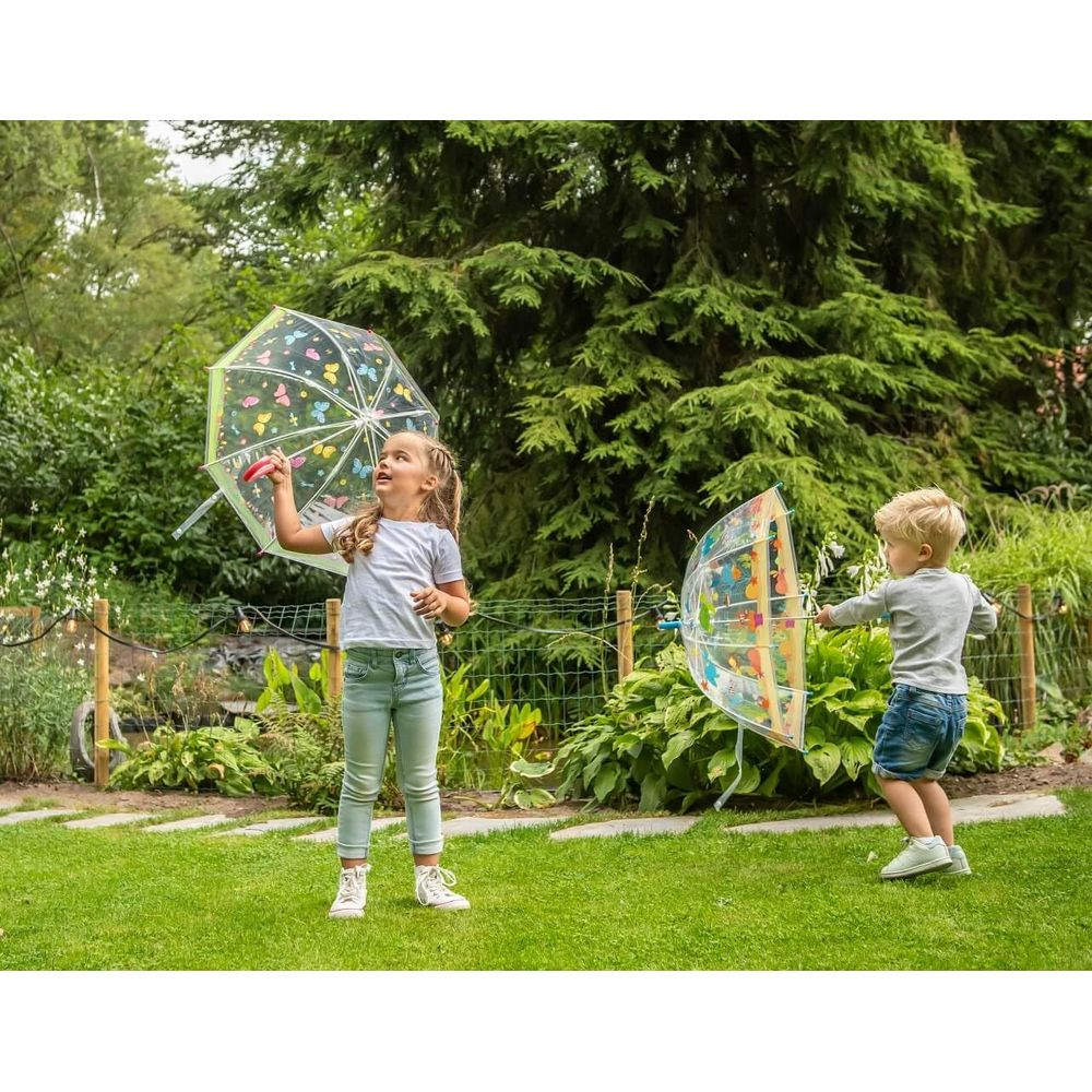 Zwei Kinder im Garten mit durchsichtigen Schirmen, dekoriert mit bunten Schmetterlingen.