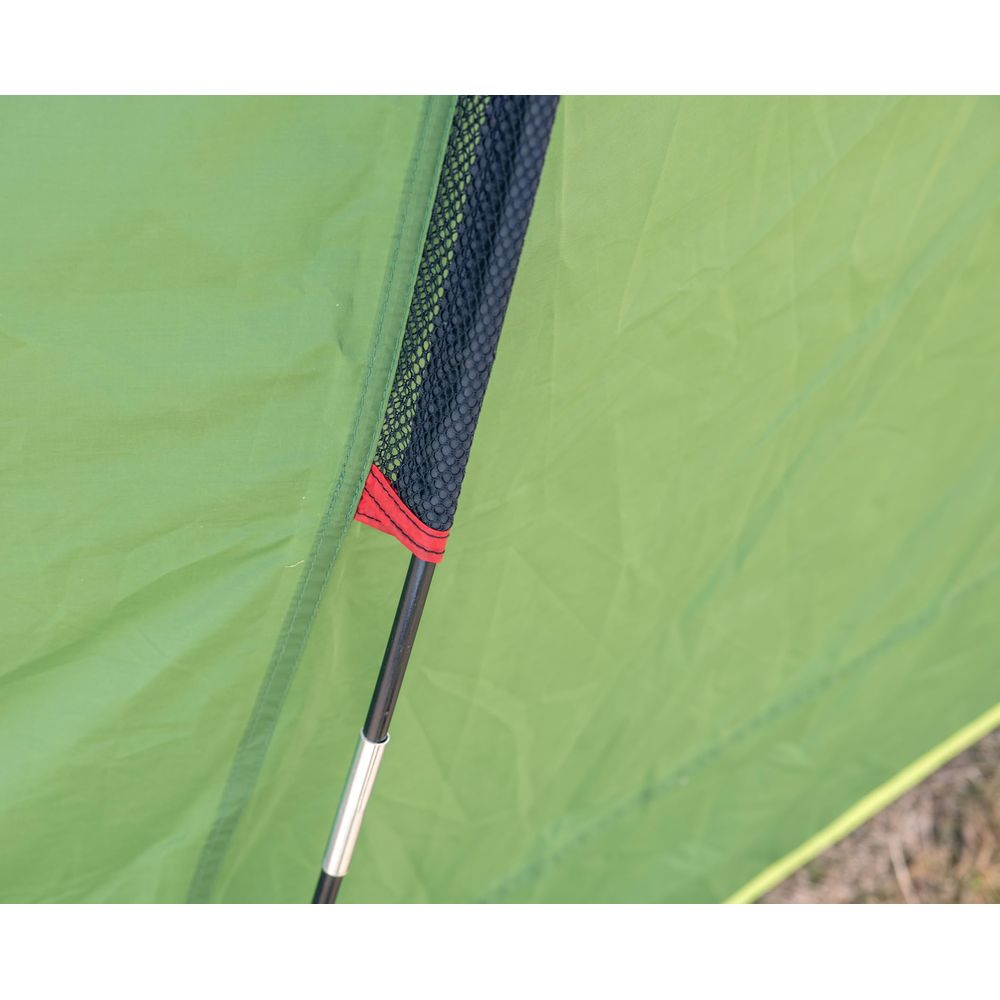 Tenda verde con rete nera e bordo rosso, sostenuta da un palo metallico.