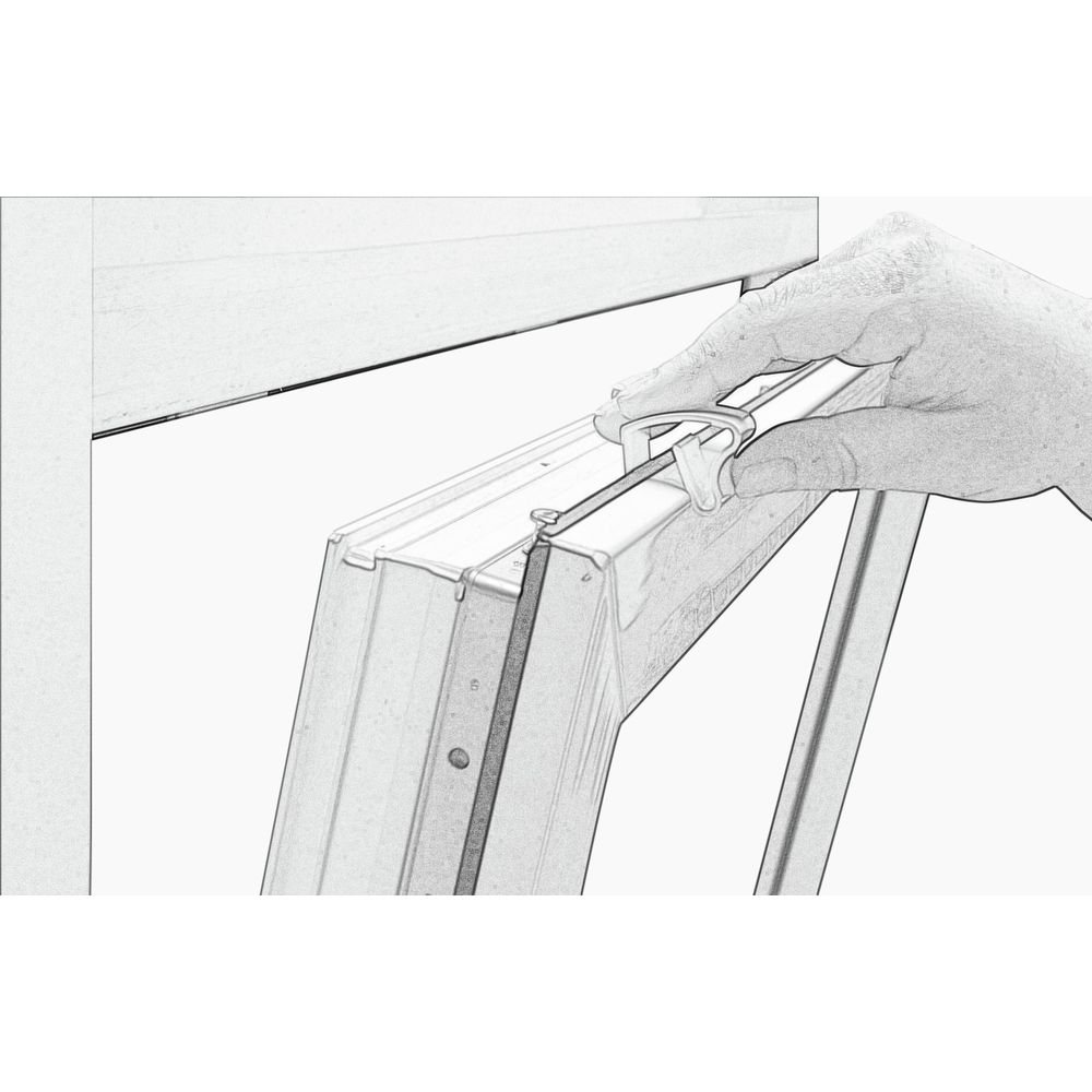 Eine Hand hält einen weißen Clip an einem Metallprofil über einem Fensterrahmen.