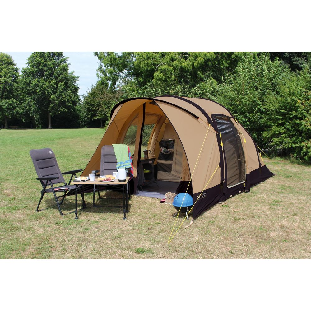 Una tenda color cachi su un prato con due sedie e un tavolo.