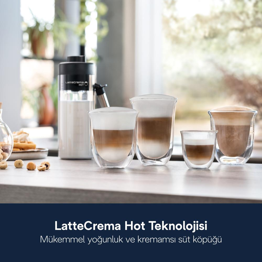 Pojemnik LatteCrema obok czterech szklanek kawy z pianką mleczną na blacie.