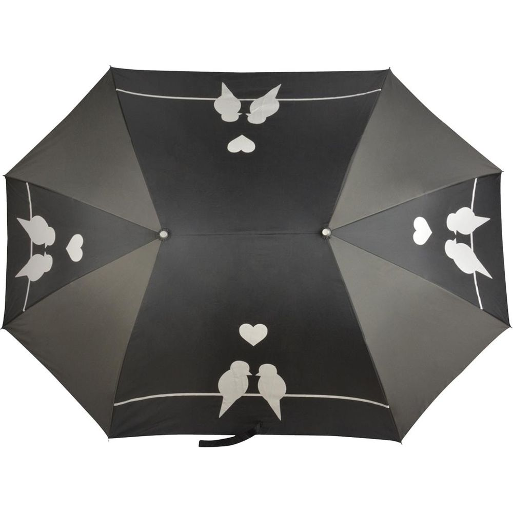 Ein schwarzer Regenschirm mit weißen Vogelsilhouetten und Herzen.