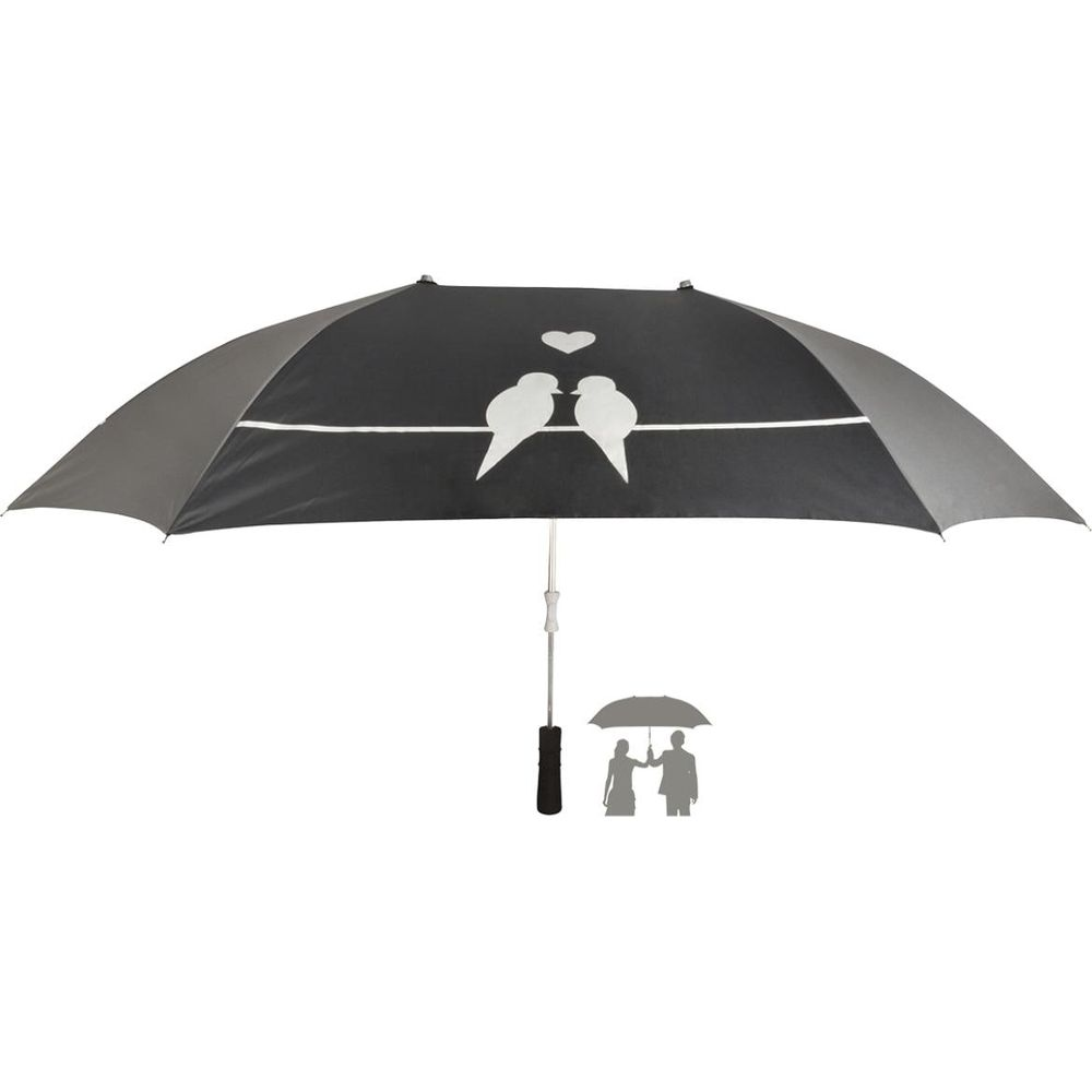 Ein schwarzer Regenschirm mit zwei weißen Vögeln und einem Herz auf einer Schnur.