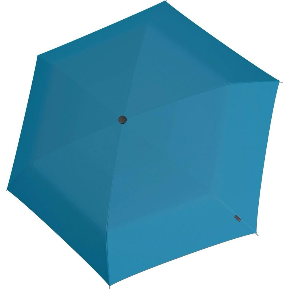Ein geschlossener blauer Regenschirm mit dunklem Knopf in der Mitte.
