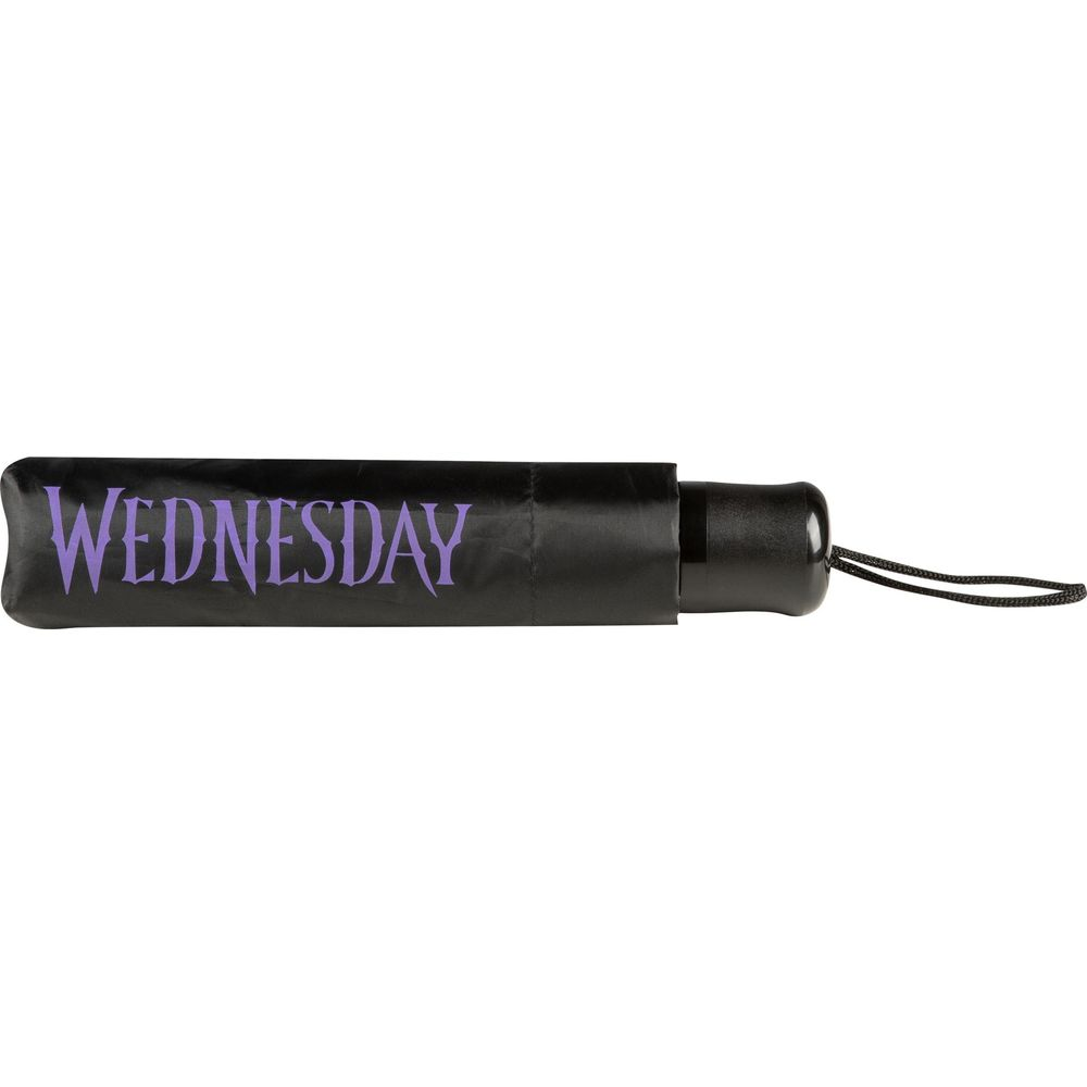 Ein geschlossener schwarzer Regenschirm mit violettem Aufdruck "WEDNESDAY".