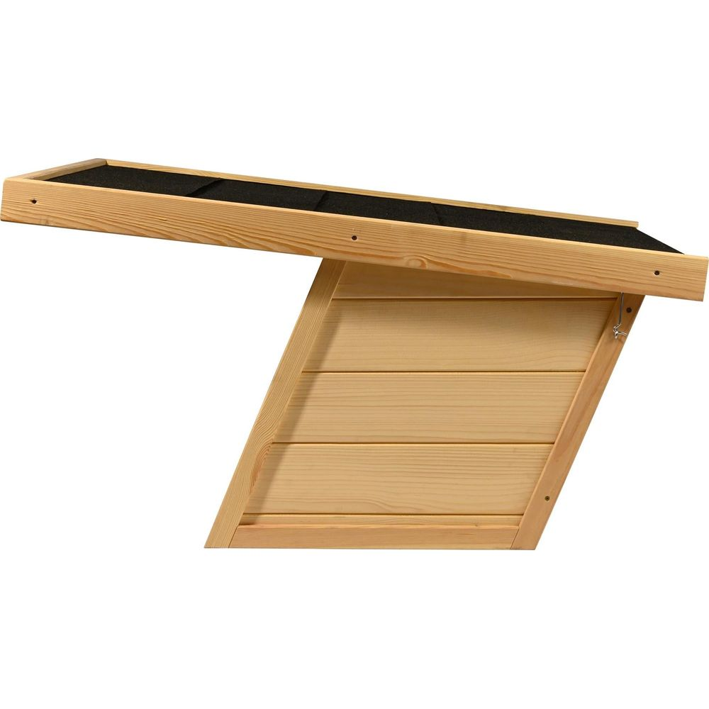 Ein Teil eines Holzschuppens mit schrägem Dach und schwarzer Abdeckung.