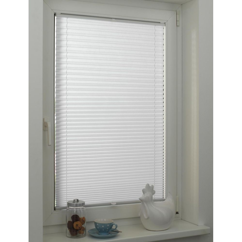 Ein Fenster mit weißen Plissees, daneben ein Glas Kekse, eine Tasse und ein Hühnerdekor.