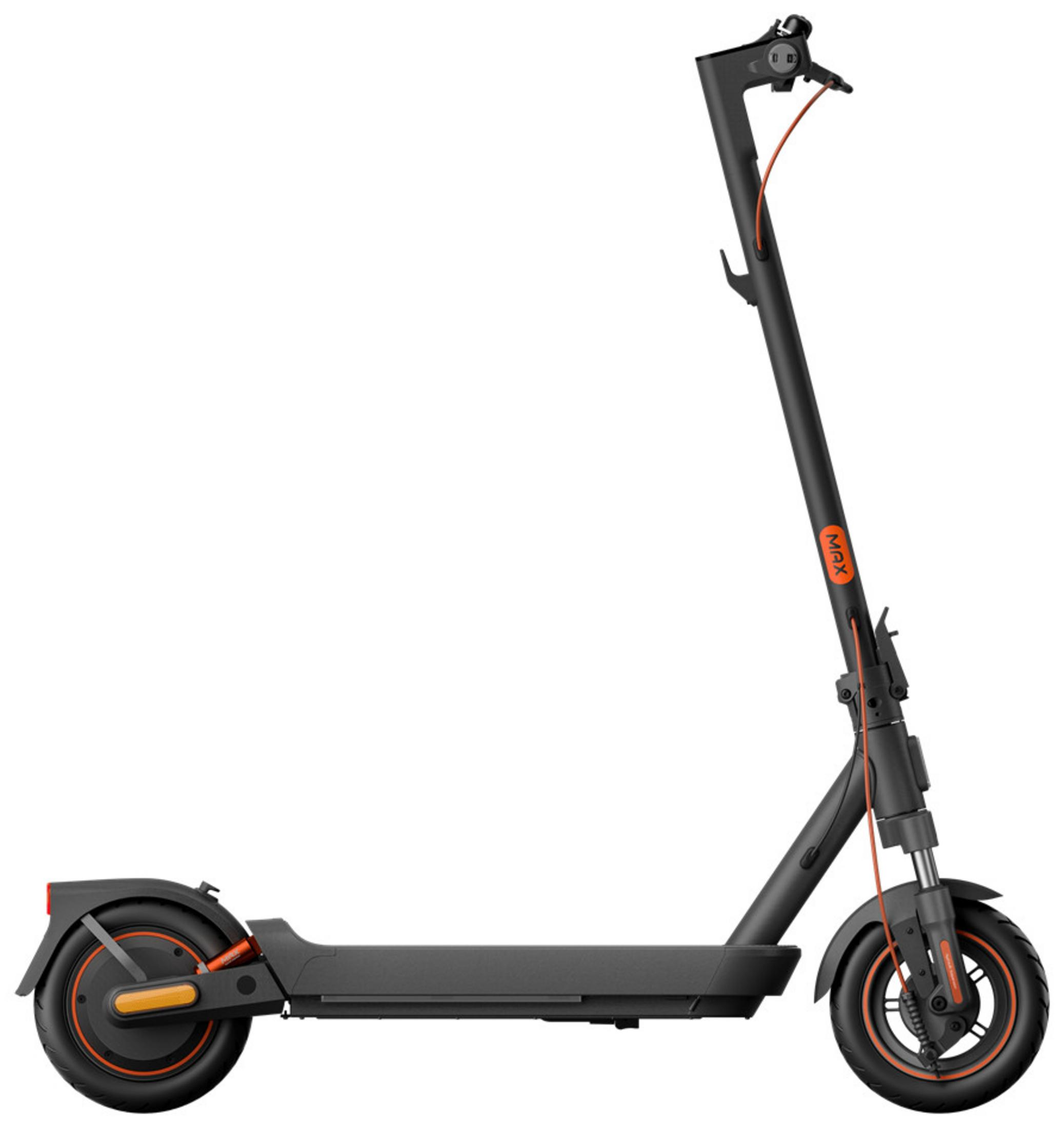 Uno scooter elettrico nero con accenti arancioni e logo MAX.