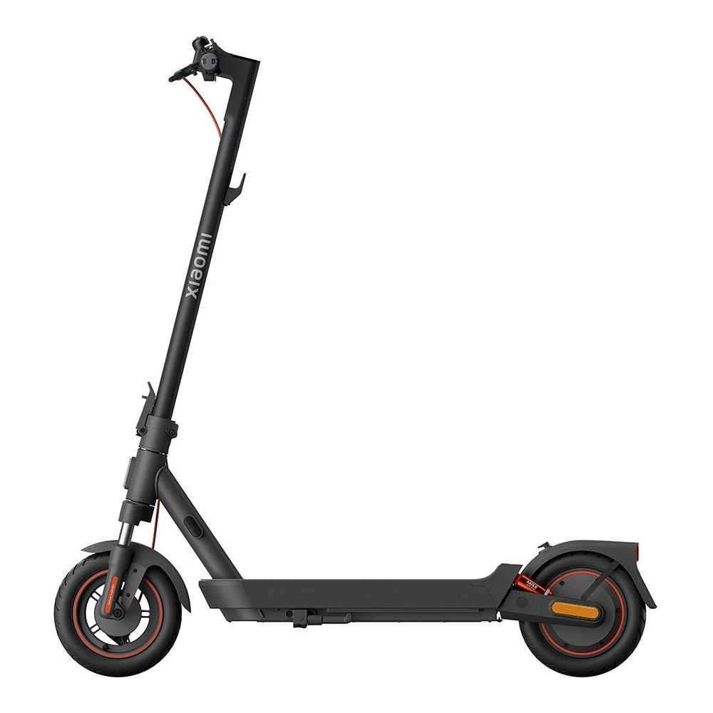 Uno scooter elettrico Xiaomi nero con accenti arancioni è mostrato su sfondo bianco.