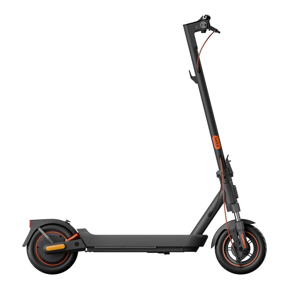 Uno scooter elettrico nero con accenti arancioni e la scritta "MAX" sul manubrio.