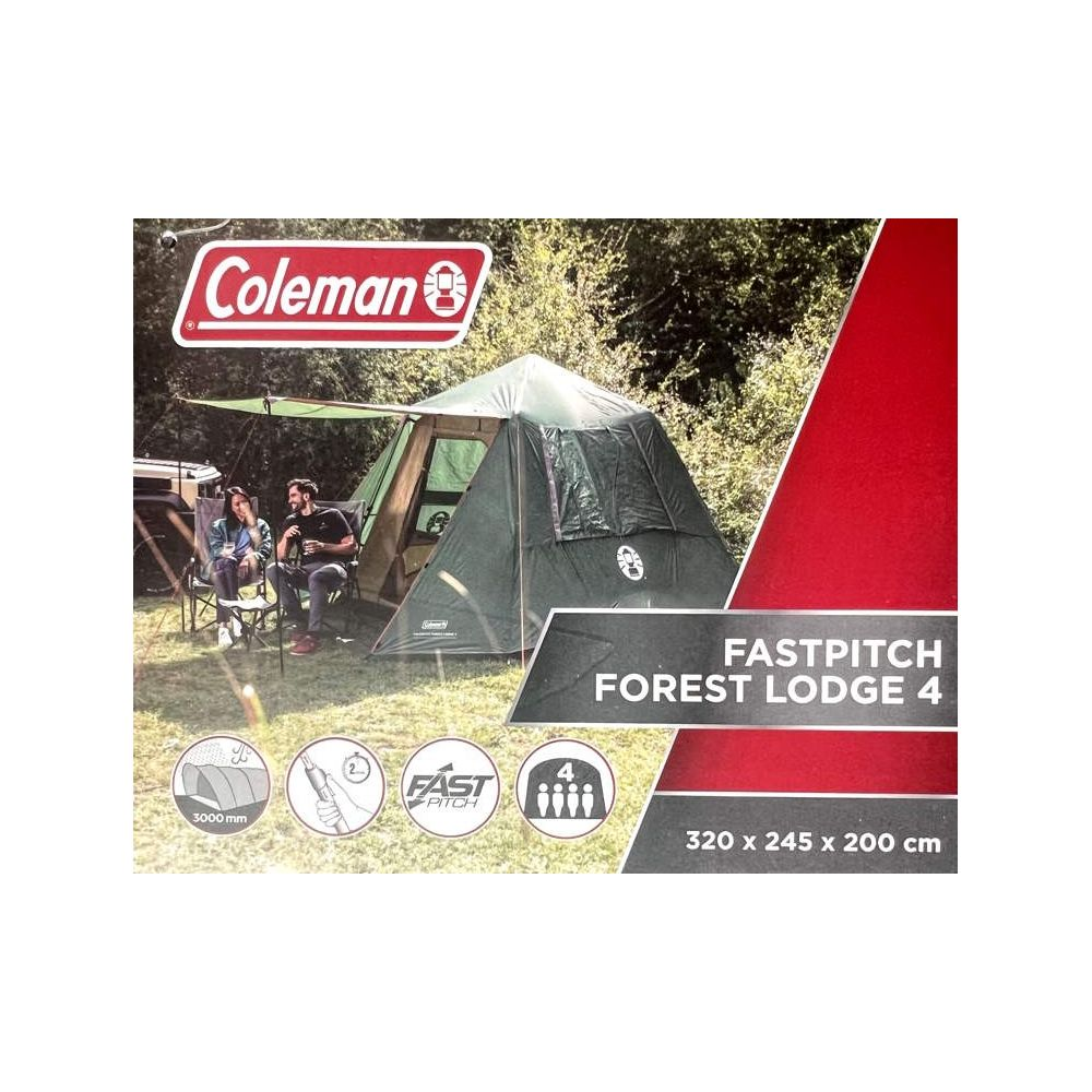 Tenda verde Coleman Fastpitch Forest Lodge 4 con persone davanti e bosco sullo sfondo.