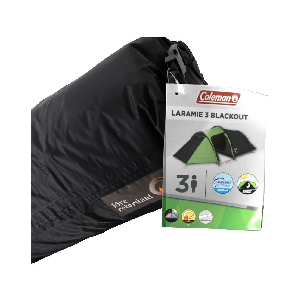 Una tenda nera piegata con un'etichetta del prodotto Coleman Laramie 3 Blackout.