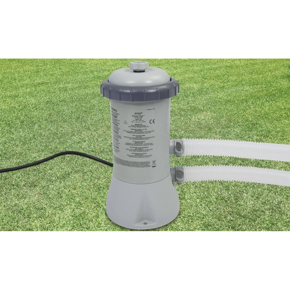 Pompe de filtration Intex grise avec tuyaux et câble sur gazon