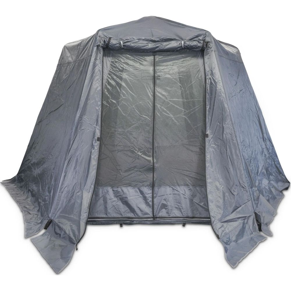Una tenda grigia con l'ingresso aperto, che rivela una finestra a rete.