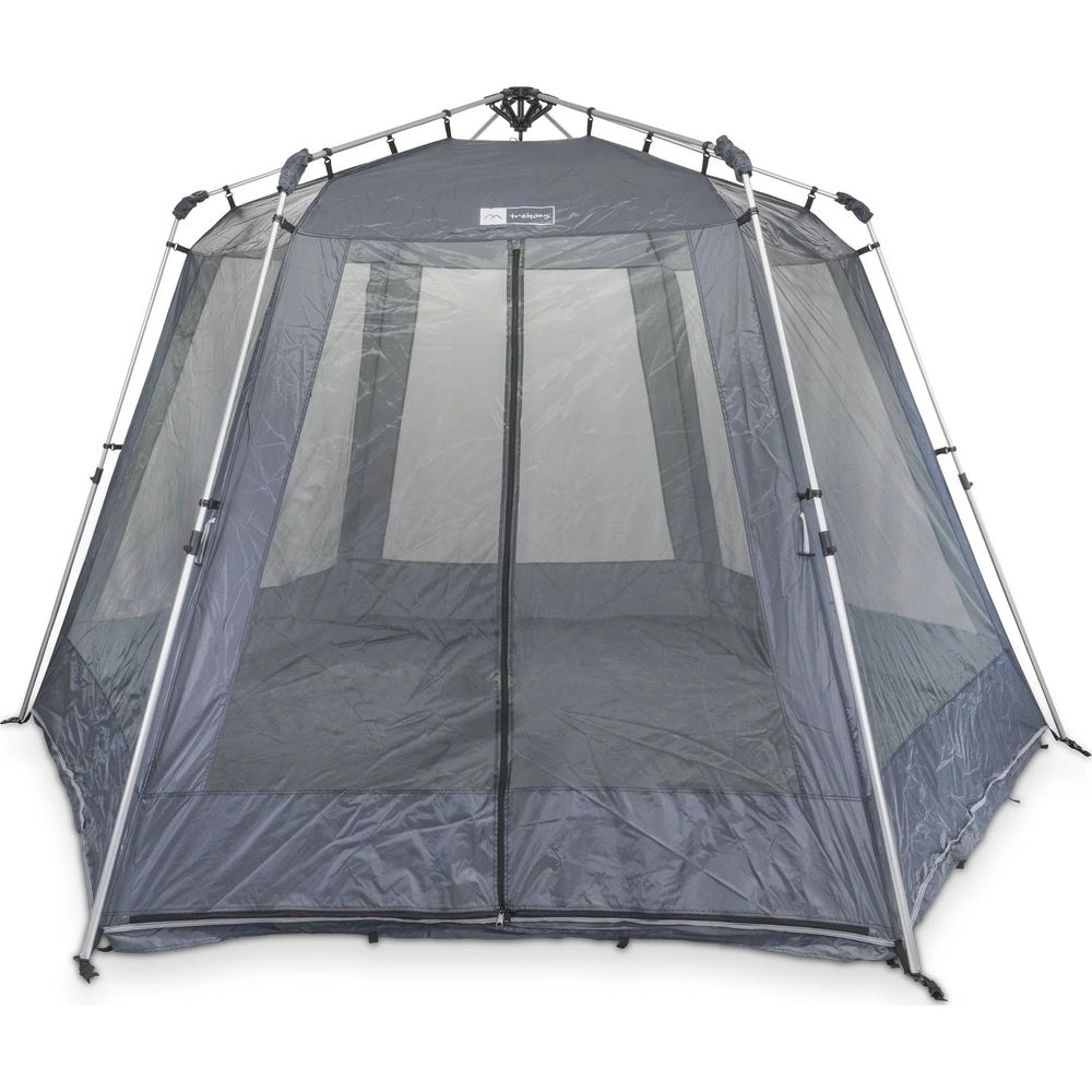 Una tenda ottagonale grigia con lati in rete e pali metallici, su sfondo bianco.