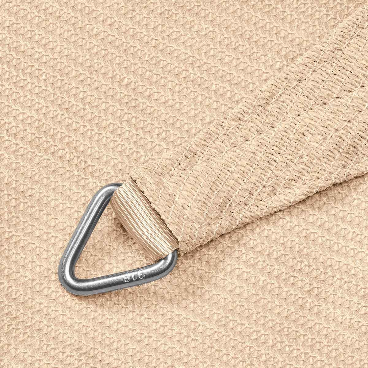Beige schaduwdoek met zilveren D-ring in de hoek.