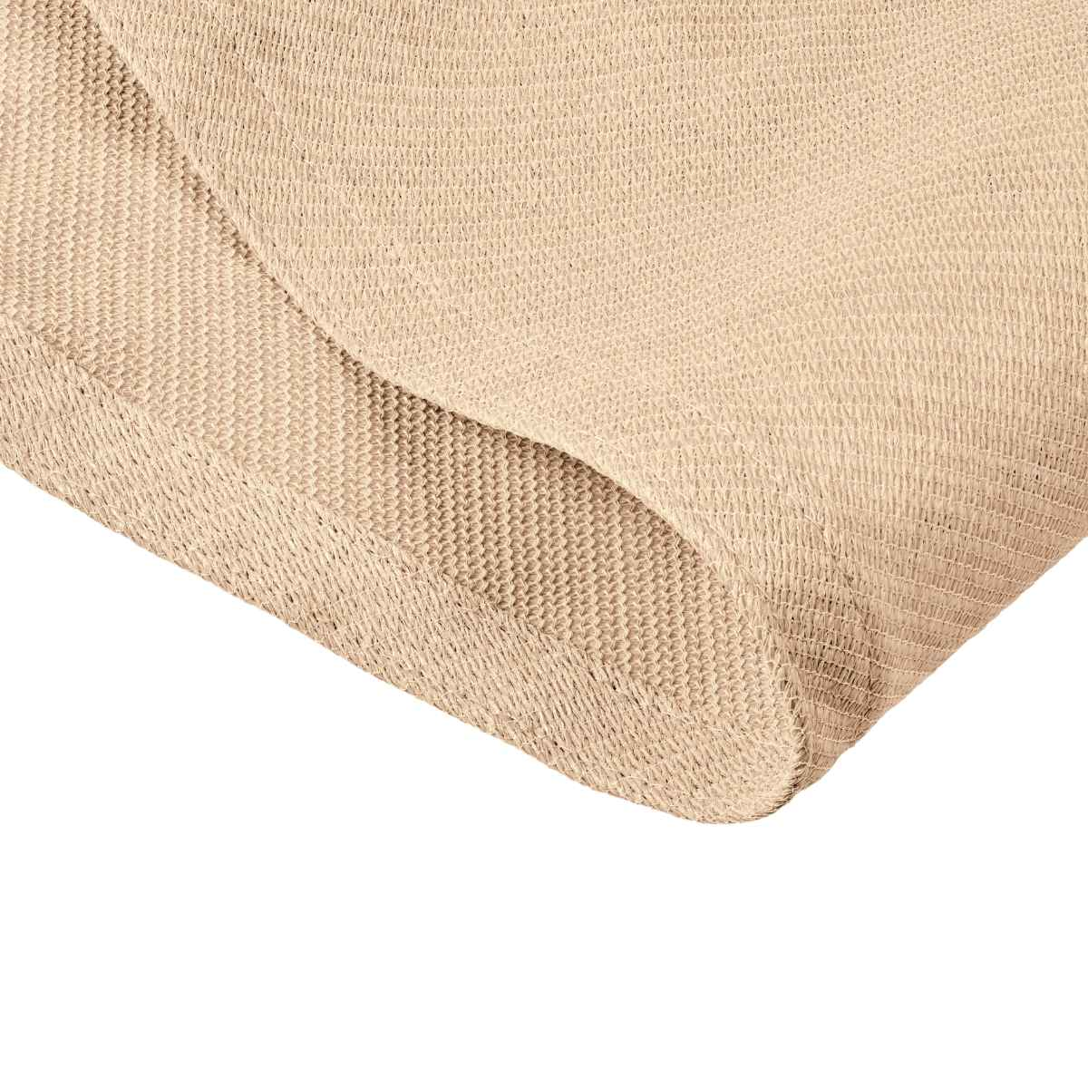 Close-up van beige gebreide stof die buigt. Textuurrijk oppervlak.