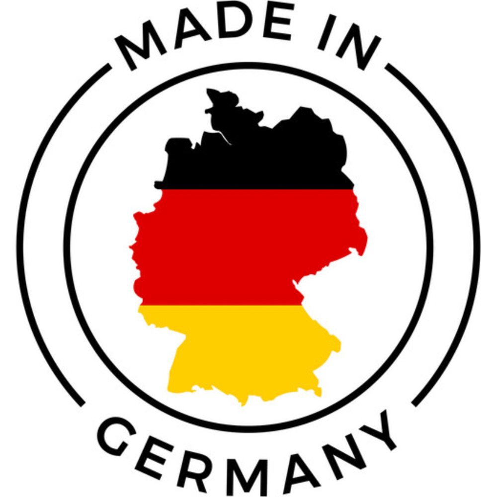 Das Emblem zeigt die Deutschlandkarte in Schwarz, Rot und Gelb, umgeben von einem Kreis mit der Aufschrift "MADE IN GERMANY".