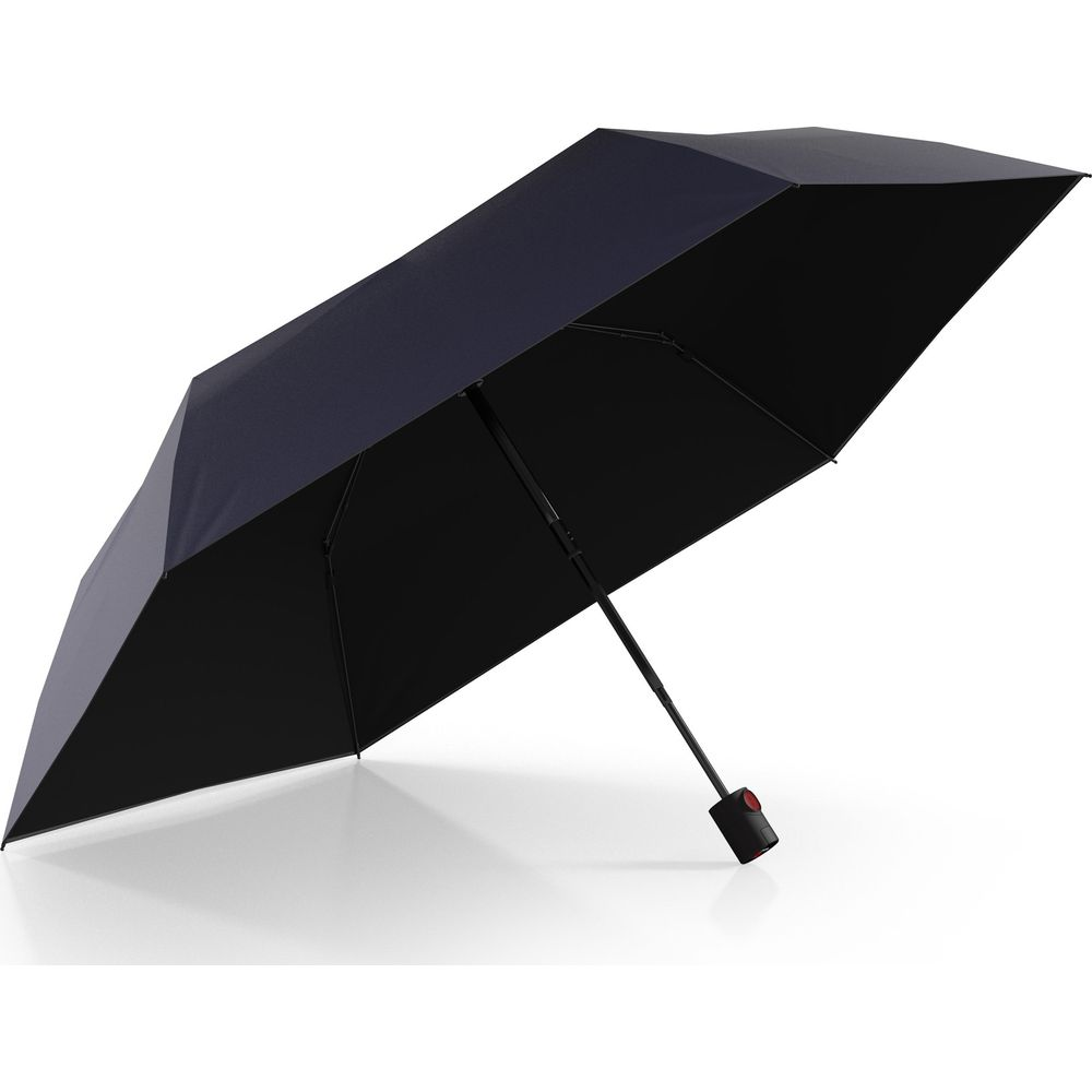 Ein geschlossener dunkelblauer Regenschirm mit schwarzem Griff auf weißem Hintergrund.