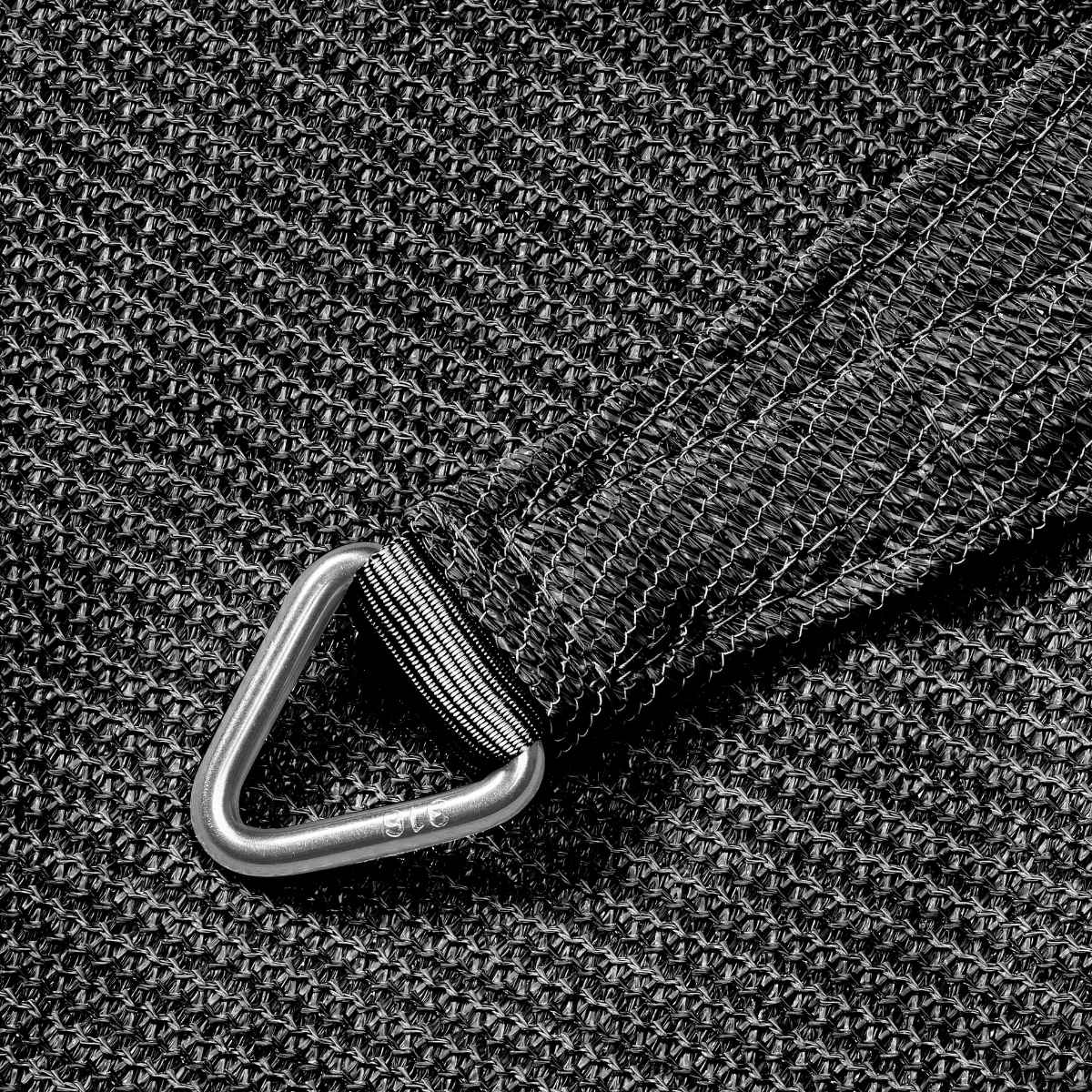 Une fixation argentée en anneau en D sur un tissu en maille noir.