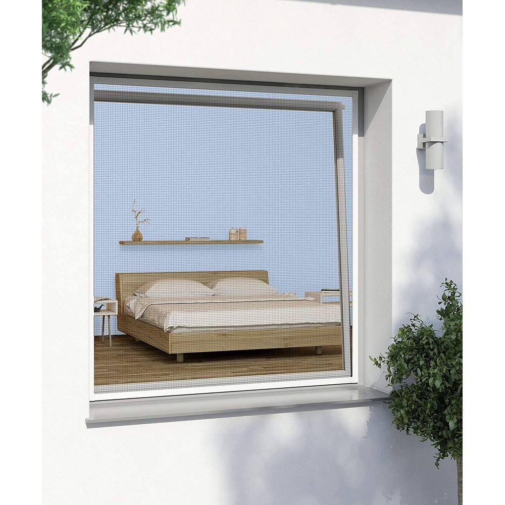 Bett mit Nachttisch und Regal vor blauem Hintergrund, durch ein Fliegengitter.