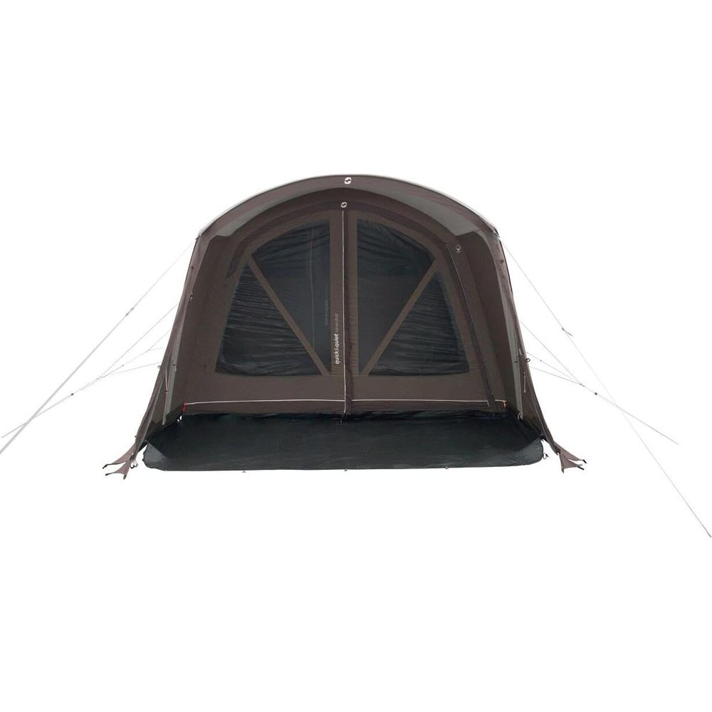 Una tenda marrone con tre finestre e pavimento nero. Corde bianche la fissano.