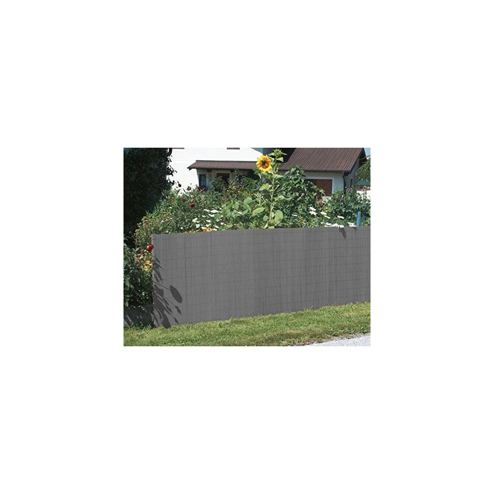 Grauer Sichtschutzzaun vor einem Haus mit Garten und Sonnenblumen.