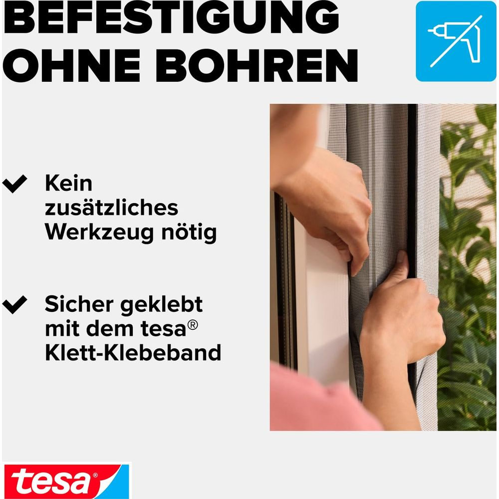 Fixation sans perçage. Mains installent moustiquaire avec bande velcro.