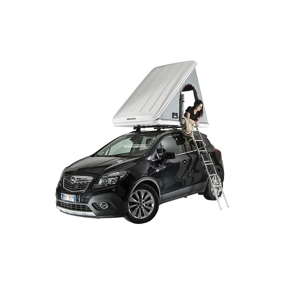 Auto nera con tenda da tetto e donna su scala