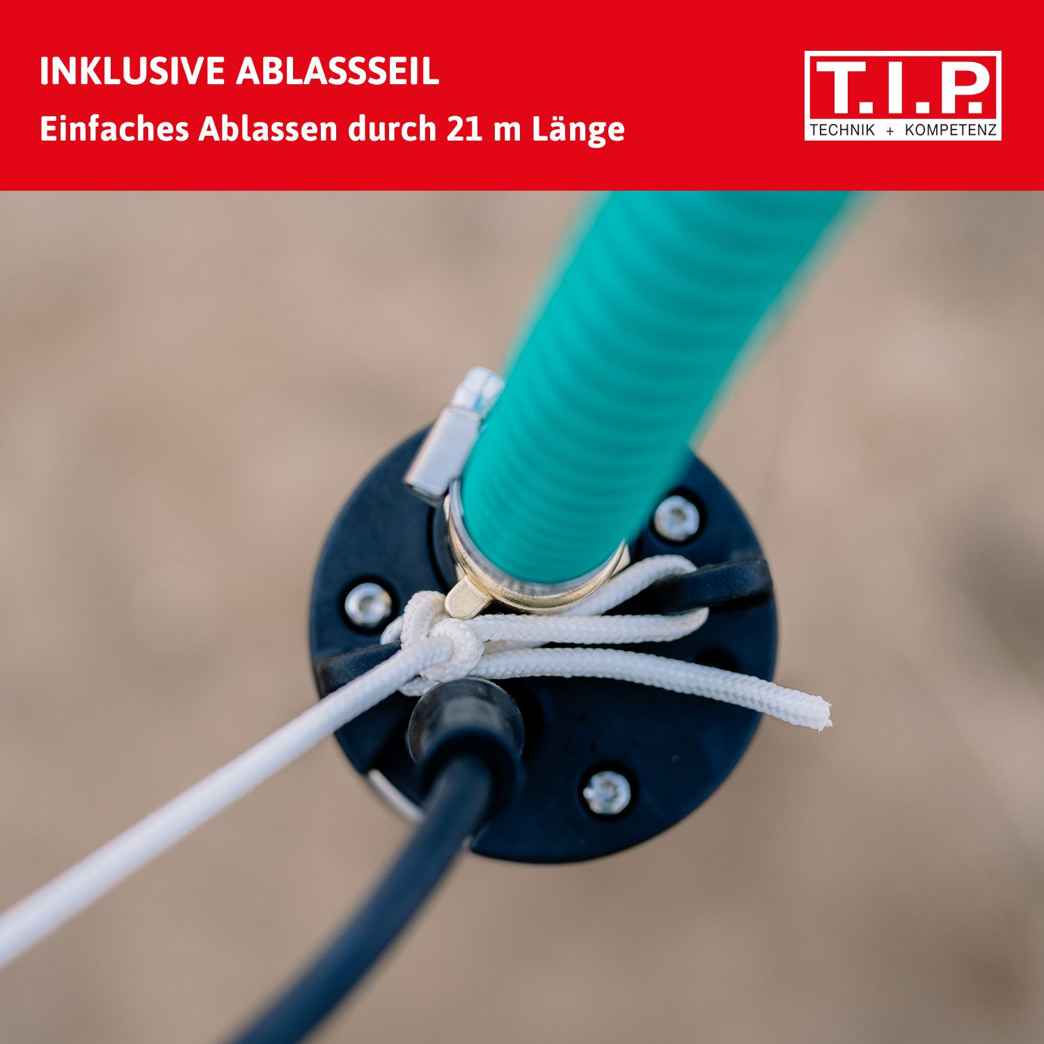 Schwarze Pumpe mit blauem Schlauch und Seil, T.I.P. Logo.
