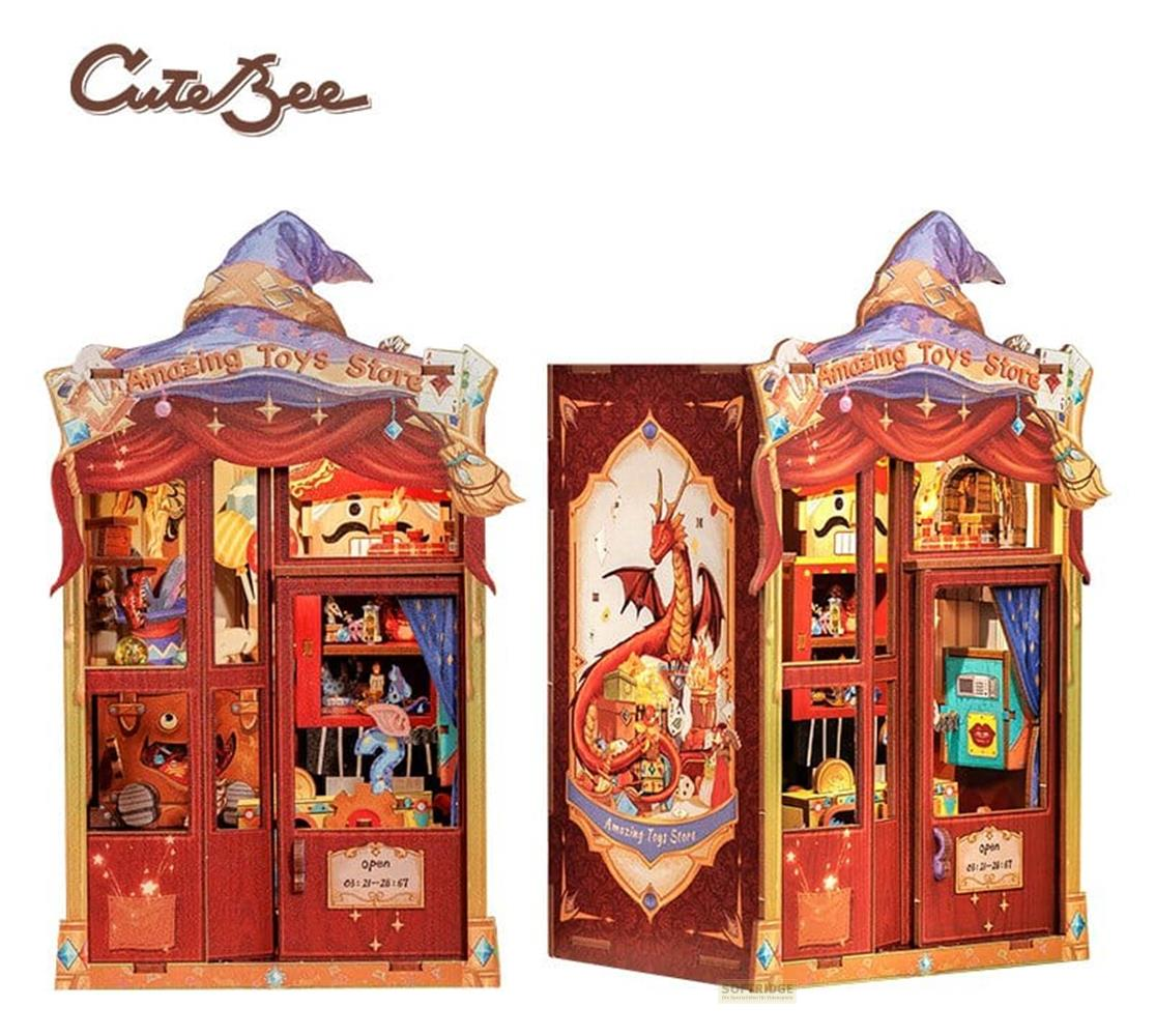 Une boutique de jouets miniature avec une façade de dragon et un toit en chapeau de sorcier.