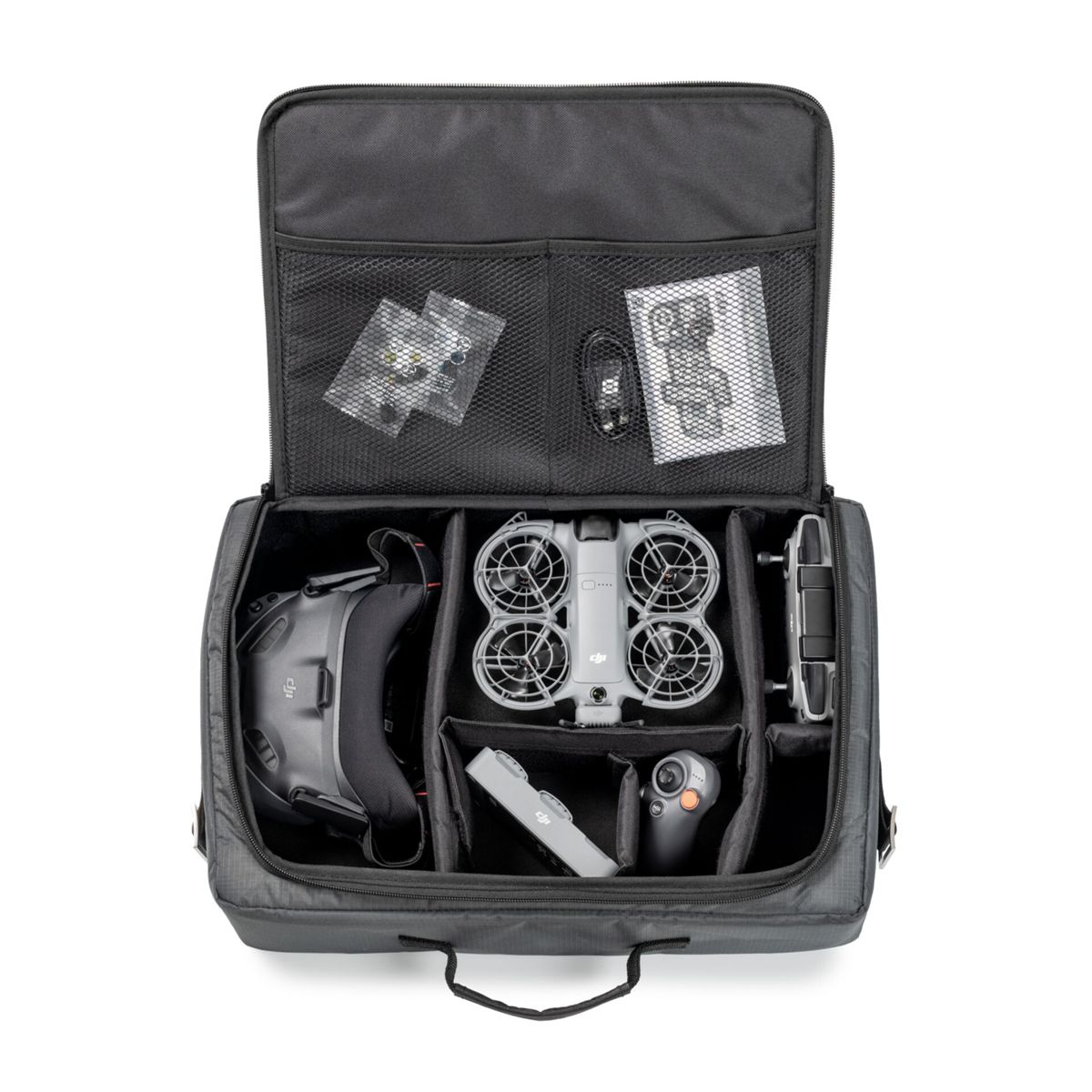 Borsa nera aperta con drone, occhiali, controller e accessori in scomparti.