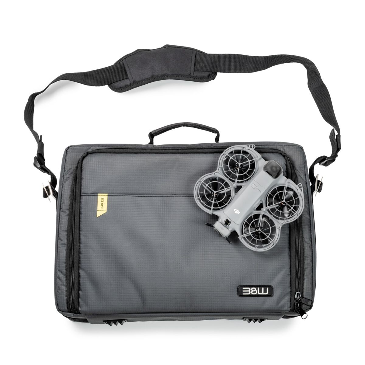 Un drone grigio poggia su una borsa grigia con tracolla.