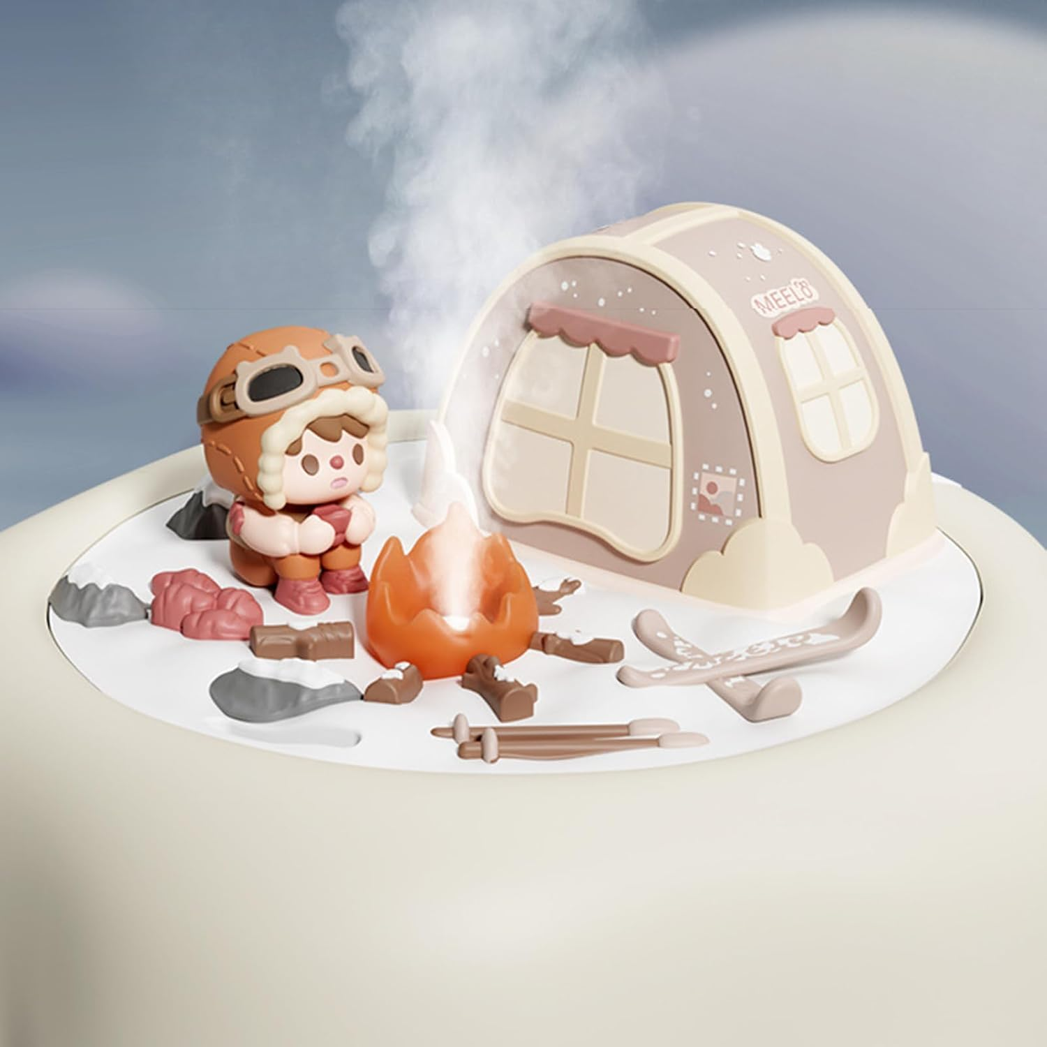 Ein Kind mit Pilotenmütze sitzt neben einem Lagerfeuer und einem Zelt.
