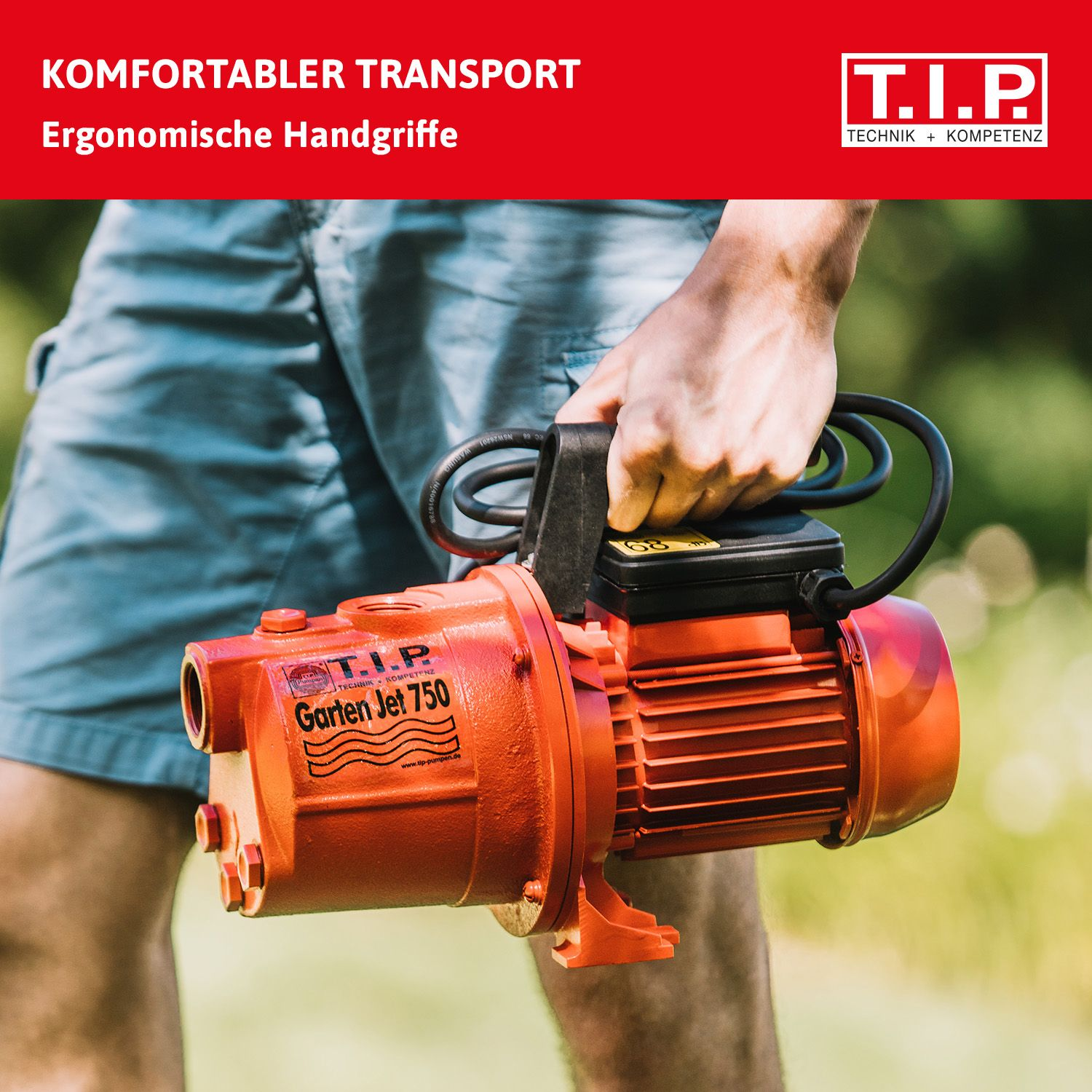 Mann hält orange Gartenpumpe mit schwarzem Griff. Text oben.