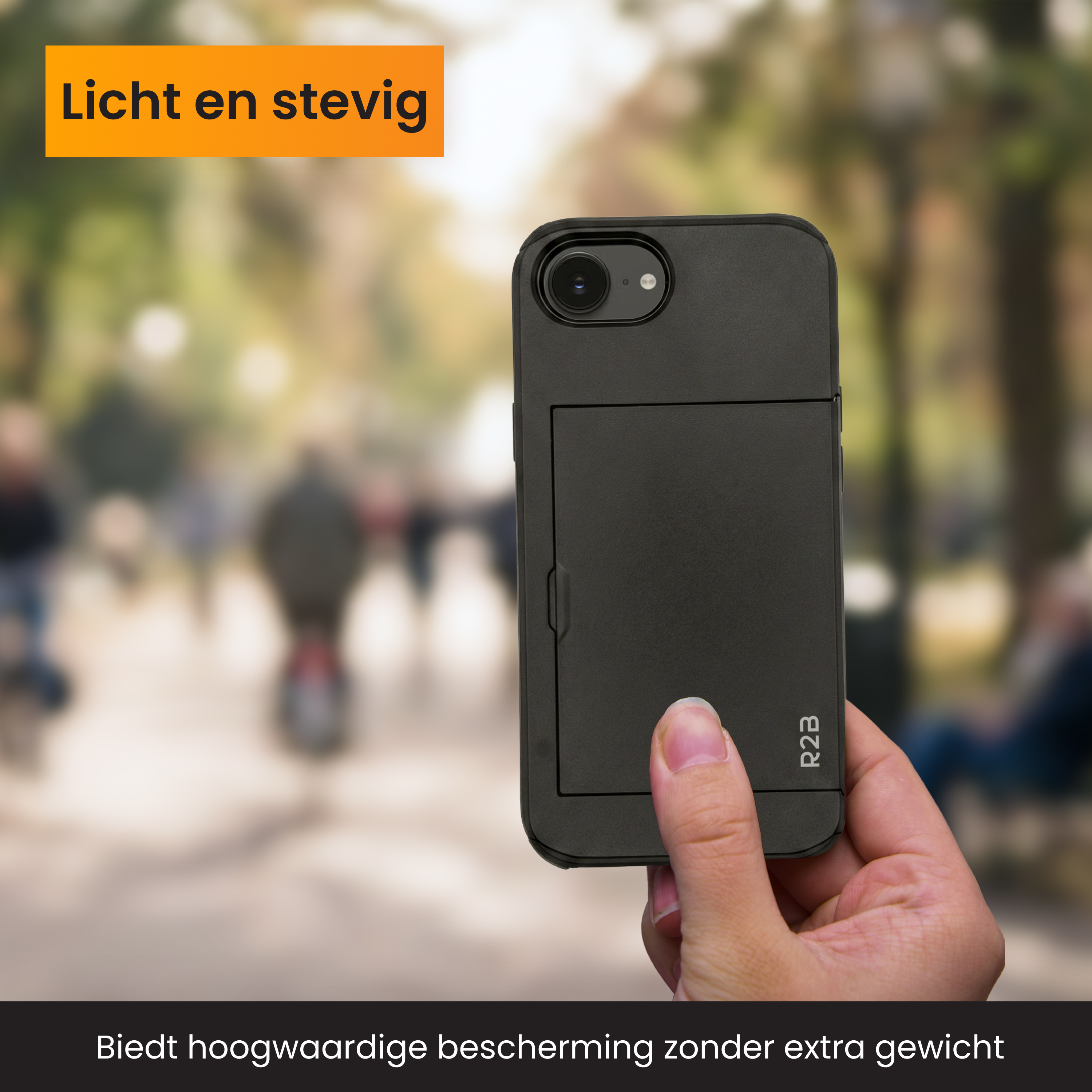 Een hand houdt een zwarte telefoonhoes met R2B logo. Tekst: "Licht en stevig".
