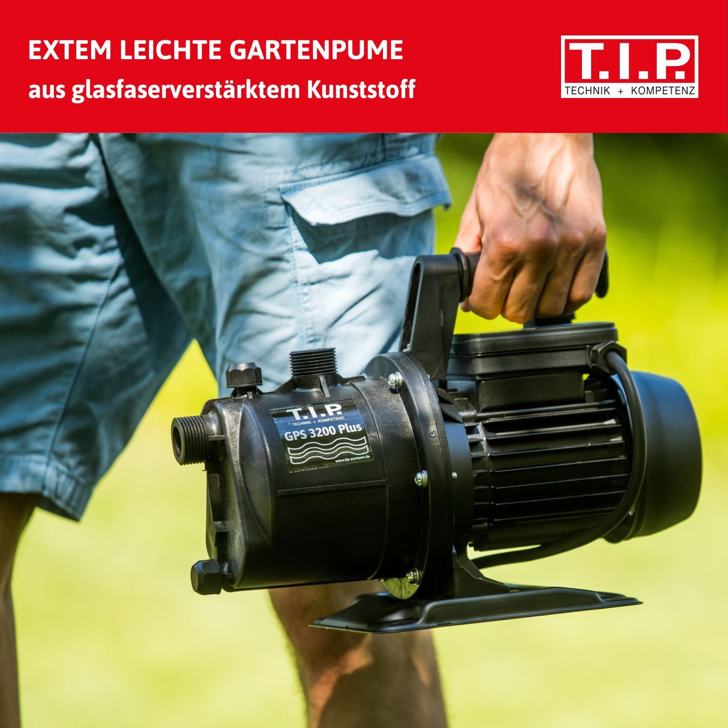Eine Person hält eine schwarze Gartenpumpe mit dem Markennamen T.I.P. und Modell GPS 3200 Plus.