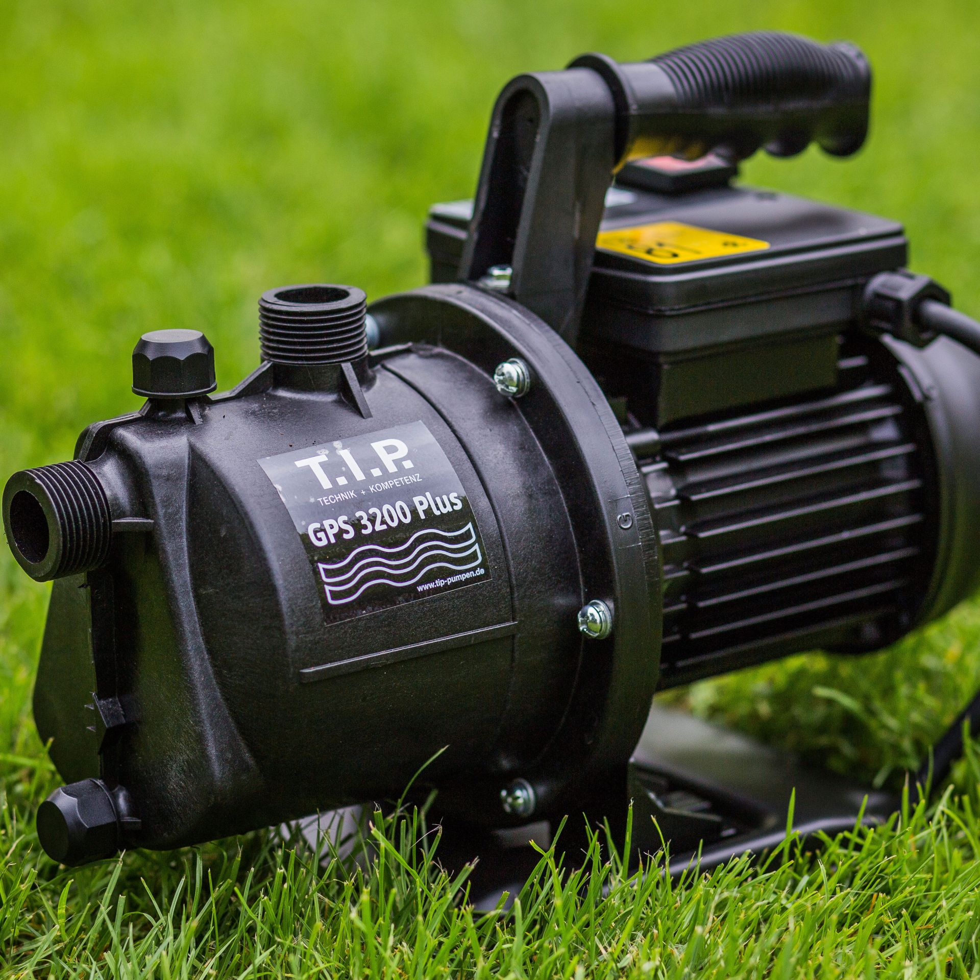Eine schwarze T.I.P. GPS 3200 Plus Wasserpumpe steht auf grünem Gras.