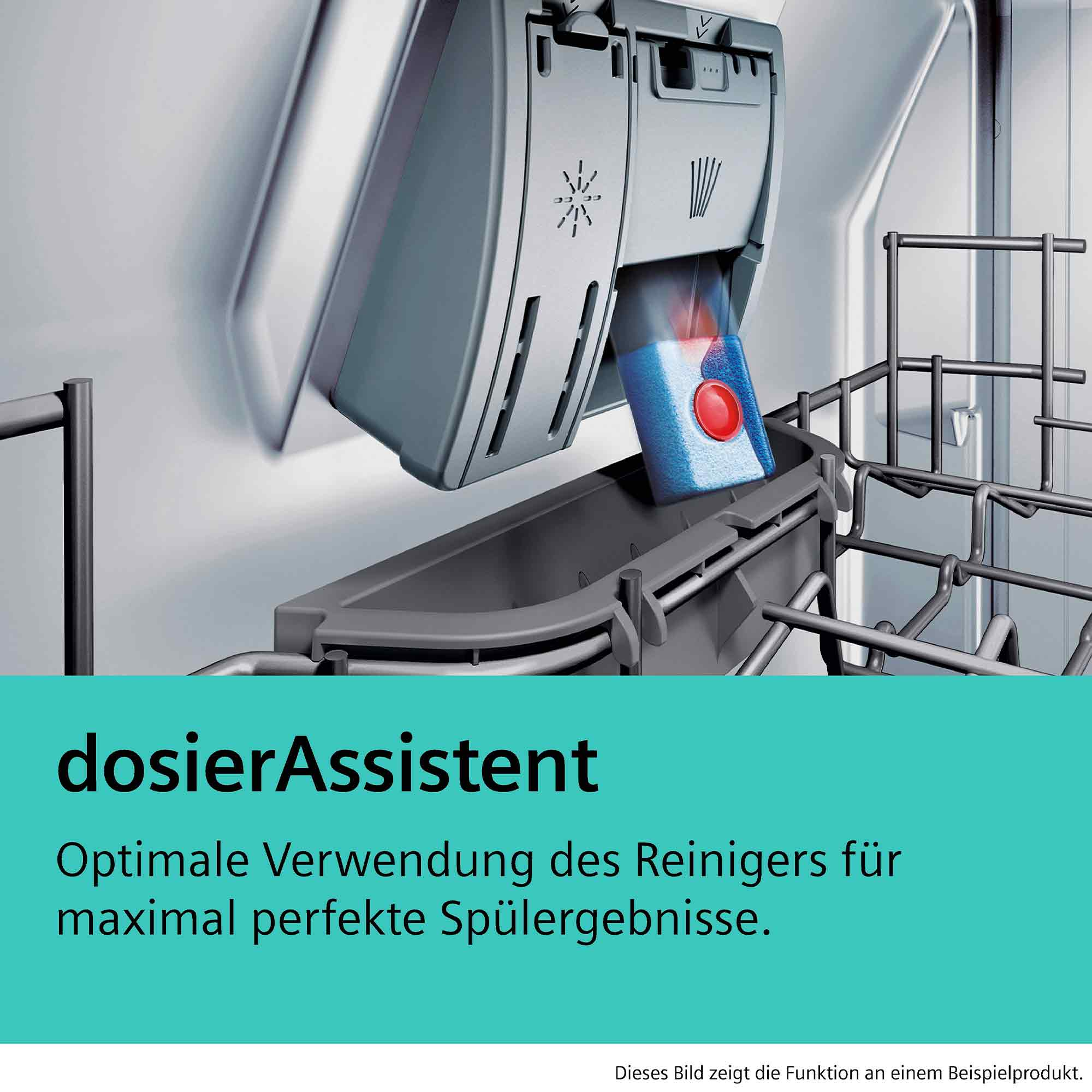 Geschirrspülertab in der Dosierkammer des Geschirrspülers.
