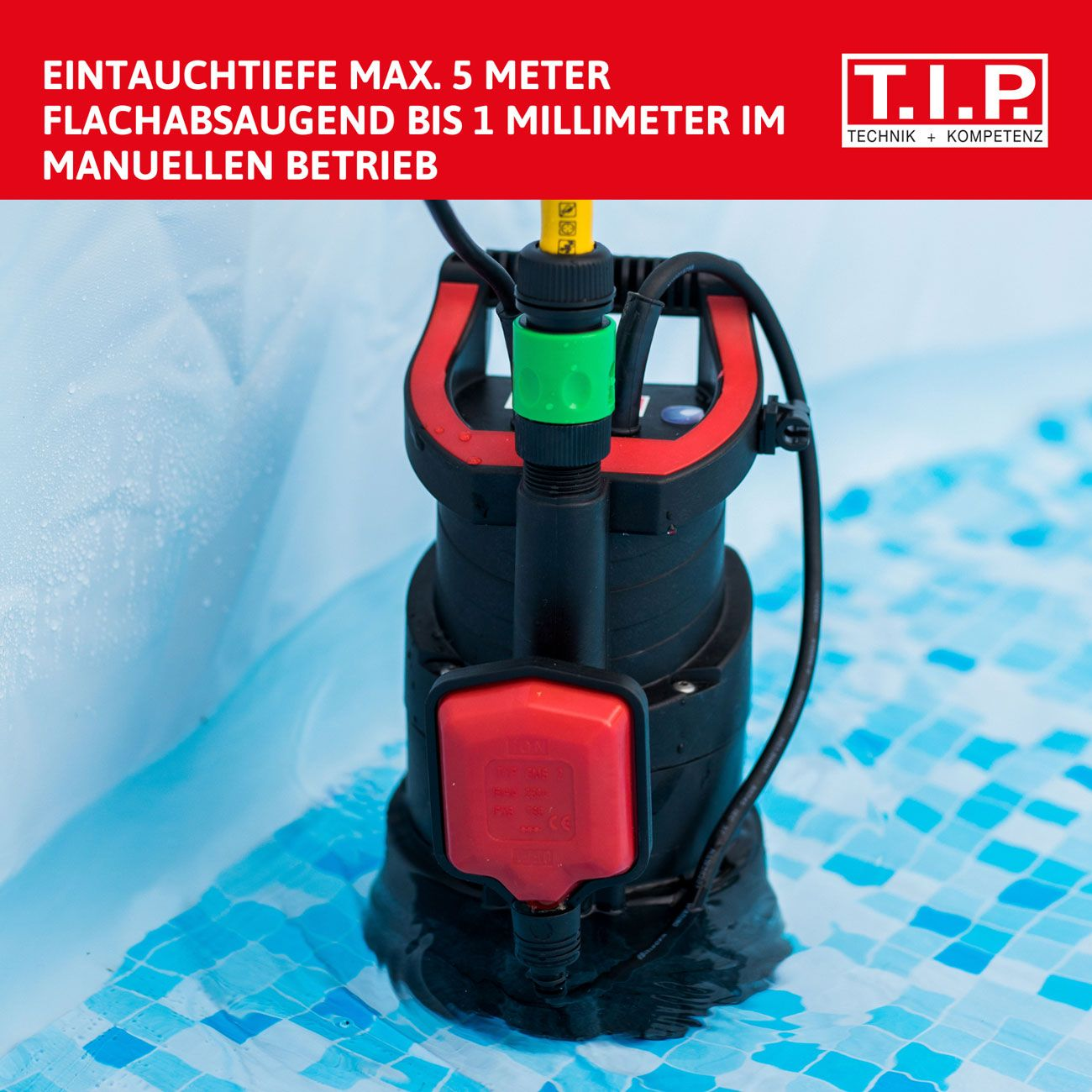 Eine schwarze Tauchpumpe mit roten Akzenten steht im Wasser.